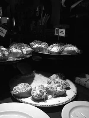 Fotografía antigua de la barra de pintxos del Bar-Restaurante TXALUPA en Donostia - San Sebastián